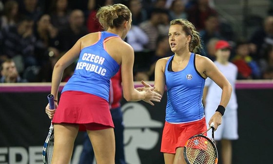 DOBRÝ MÍ. Karolína Plíková a Barbora Strýcová v deblovém utkání Fed Cupu v...