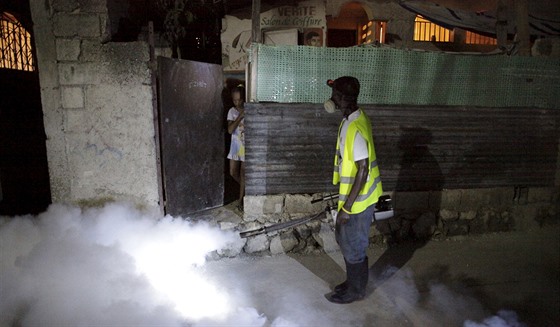 Boj s komáry, kteí penáejí virus zika, na Haiti.