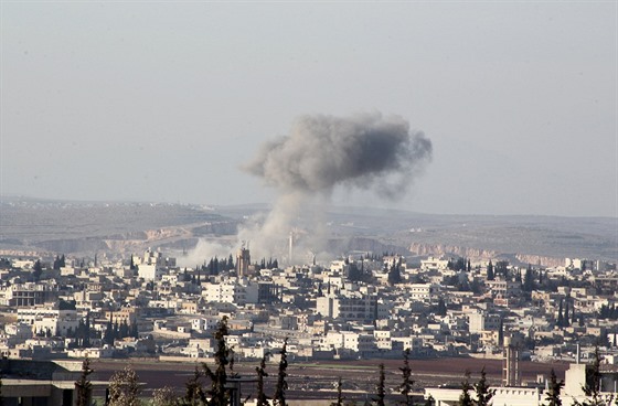 edý dým nad mstem Anadan v syrské provincii Aleppo po leteckých útocích z 3....