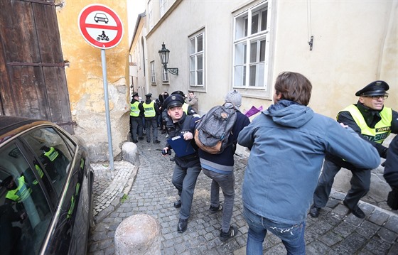 Momentka z bitky mezi odprci a píznivci uprchlík v Thunovské ulici v Praze