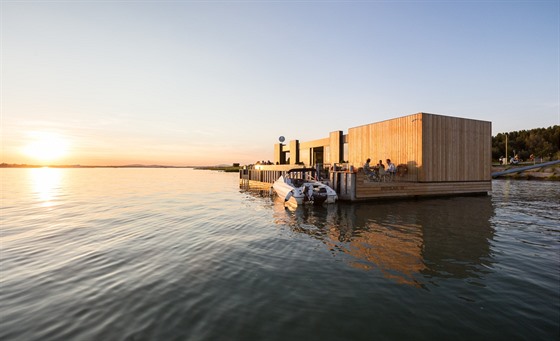 Objekt kavárny umístili architekti na elezobetonový ponton na Dunaji.