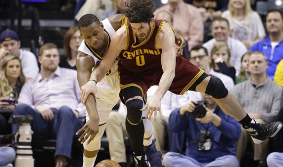 Kevin Love (vpravo) z Clevelandu v souboji s Lavoyem Allenem z Indiany.