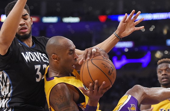 Kobe Bryant z Los Angeles Lakers chrání mí ped Karlem-Anthonym Townsem z...