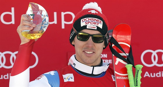 výcarský lya  Carlo Janka s trofejí pro vítze superobího slalomu v...