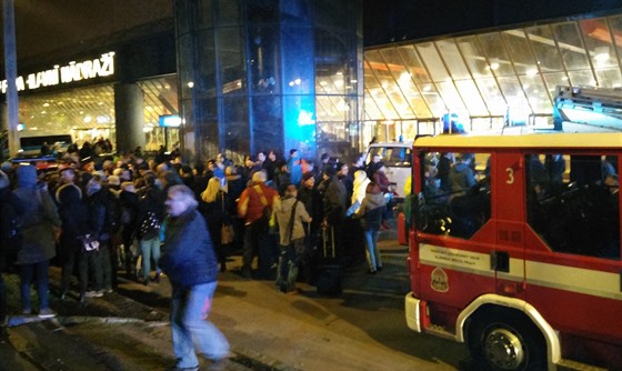 Policisté a hasii evakuují Hlavní nádraí v Praze z dvodu anonymního oznámení...