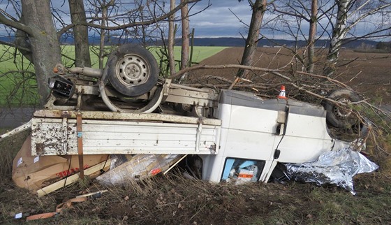 Sráka nákladního auta a dodávky skonila na dálnici D35 vozem pevráceným mimo...