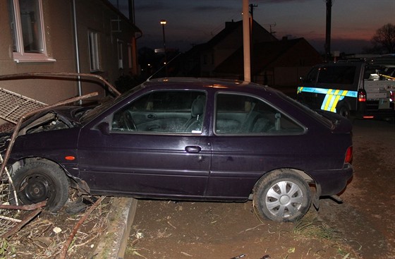 Mladý idi naboural autem do domu v Dolních Bojanovicích na Hodonínsku.