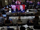 Hillary Clintonová a Bernie Sanders na obrazovce bhem televizní debaty v...