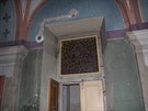 Vitrá z roku 1935 nad vstupními dvemi kaple v karlínské Invalidovn.