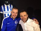 Jiří Skalák (vlevo) pózuje po přestupu do Brightonu se svým agentem Viktorem...