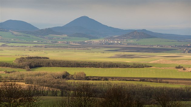 Milešovka z rozhledny Stradonka Milešovka z rozhledny Stradonka