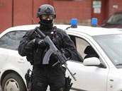 Policista střeží okolí pražské pankrácké věznice před plánovaným odjezdem Alího... Policista střeží okolí pražské pankrácké věznice před plánovaným odjezdem Alího...