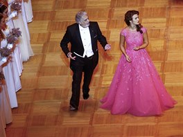 Operní pvec Plácido Domingo se svou kolegyní Olgou Pereatkovou bhem jejich...