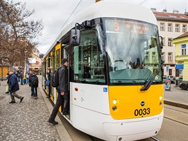 Tramvaj pezdívaná Evika vozí cestující v rámci zkuebního provozu...