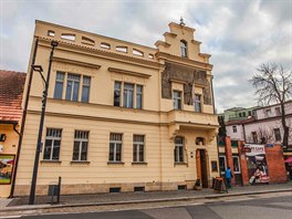 Secesní vila stojí ve Fügnerov ulici v Podbradech od roku 1907. Patrový dm s...