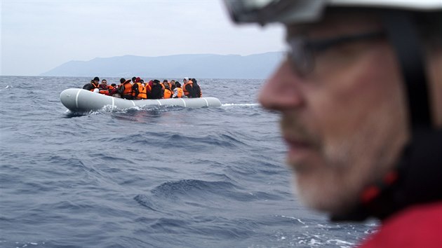 Zchrani ptrajc po topcch se uprchlcch v Egejskm moi (30. ledna 2016)