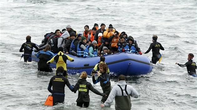 Uprchlci pistvaj na eckm ostrov Lesbos (29. ledna 2016)