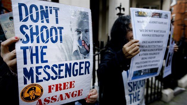 Stoupenci Juliana Assange ped ekvdorskou ambasdou v Londn (4. nora 2016)