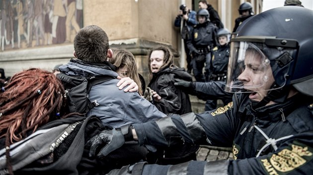 Policist pacifikuj demonstranty bhem sobotnch protest v Kodani (6. nora 2016)