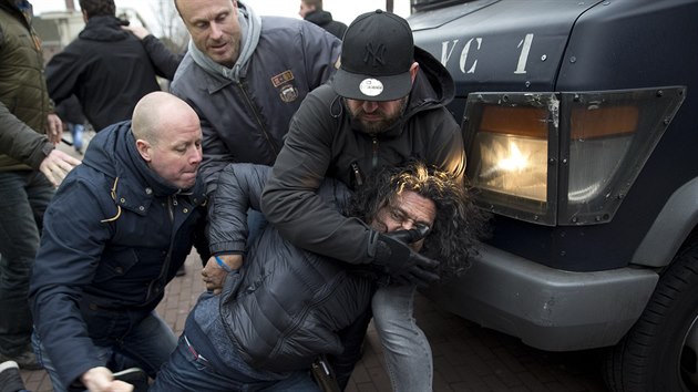 Nizozemt policist v civilu zasahuj na demonstraci odprc islmu v Amsterdamu (6. nora 2016)
