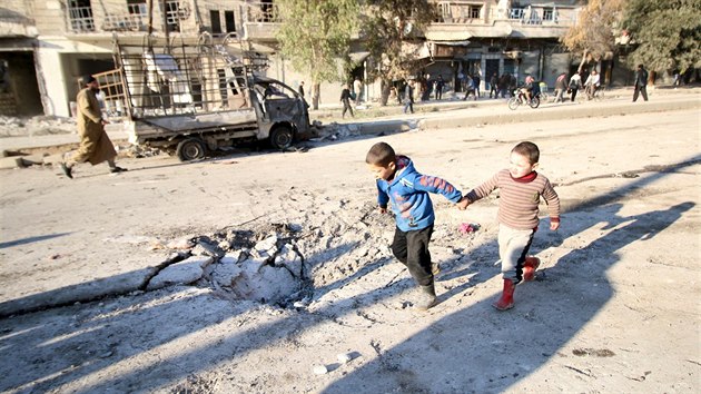 Nsledky bombardovn v ulicch Aleppa (9. nora 2016)