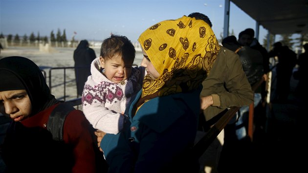 Syrt uprchlci na hraninm pechodu Oncupinar u tureckho msta Kilis (9. nora 2016)