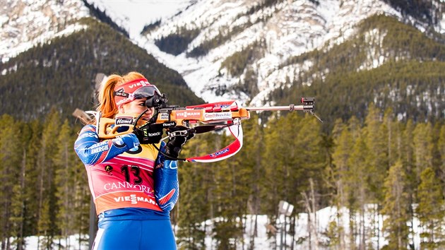 Gabriela Soukalov pi stelb bhem sprintu en v kanadskm Canmore.