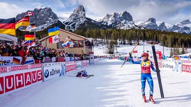 Gabriela Soukalová zdraví fanouky v cíli sprintu v kanadském Canmore.