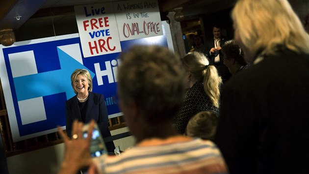 Demokratick kandidtka na prezidenta Hillary Clintonov se zdrav se svmi pznivci po televizn debat v Durhamu (4. nora 2016)