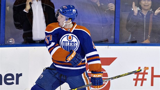 Kanadsk hokejista Connor McDavid z Edmontonu vynechal v NHL 37 zpas, po nvratu na led zase zil.