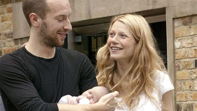 Chris Martin z Coldplay a Gwyneth Paltrowov s jejich prvorozenou dcerou na archivn fotografii