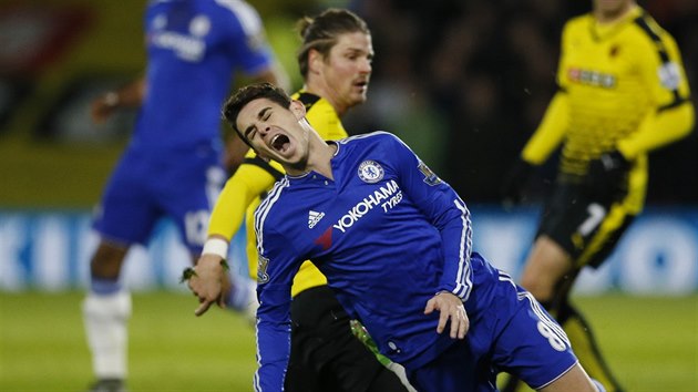 Obrnce Watfordu Sebastian Prdl pijel do souboje s Oscarem pozd a brazilskho zlonka Chelsea fauloval.