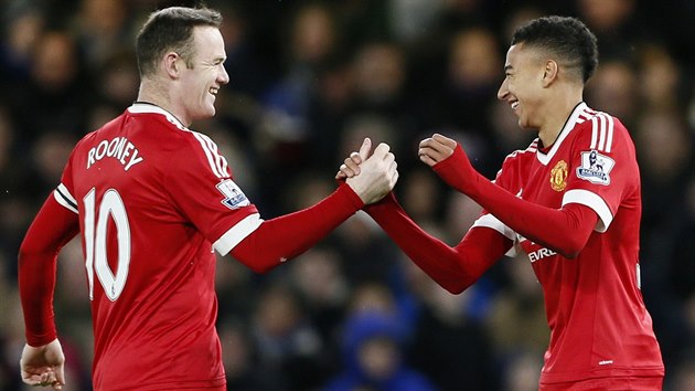 UITEL A K. Wayne Rooney gratuluje Jessemu Lingardovi, kter proti Chelsea otevel skre.