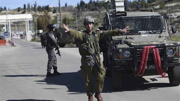 Pi nedlnm incidentu palestinsk policista z Ramallhu postelil ti izraelsk vojky (31. ledna 2016)