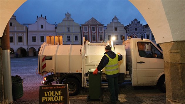 Pro svoz odpadu z historickho centra Tele je nutn men auto. Klasick popelsk vz by neprojel branou.