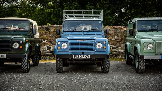 Slavnostn jzda model Land Rover po ostrov Islay ve Skotsku, kde jmno tto automobilky vzniklo.