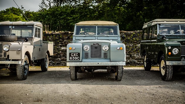 Slavnostn jzda model Land Rover po ostrov Islay ve Skotsku, kde jmno tto automobilky vzniklo.