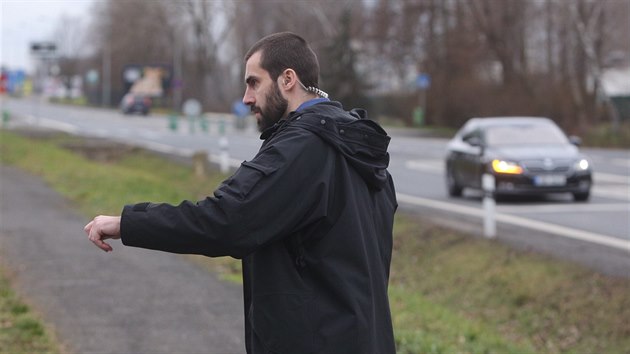 Krom dodvky Vojensk policie na kbelsk letit v Praze ve stedu ped 13. hodinou dorazil i vldn superb, dovnit vidt nebylo (3. nora 2016)