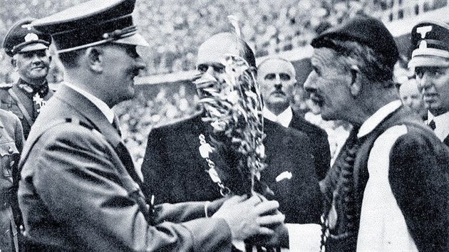 V roce 1936 byl Spyridon Luis na hrch v Berln estnm lenem a vlajkonoem eck vpravy. Zastnil se i osobnho setkn s Hitlerem, pi kterm vdci pedal olivovou ratolest, symbol mru. Mon sm netuil, jakou paradoxn symboliku jeho gesto mlo.