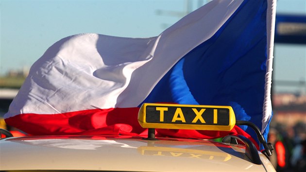 Taxiki protestuj na prask magistrle proti veden radnice, maximln povolen cen za kilometr jzdy taxi a alternativnm taxislubm. (8. nora 2016)