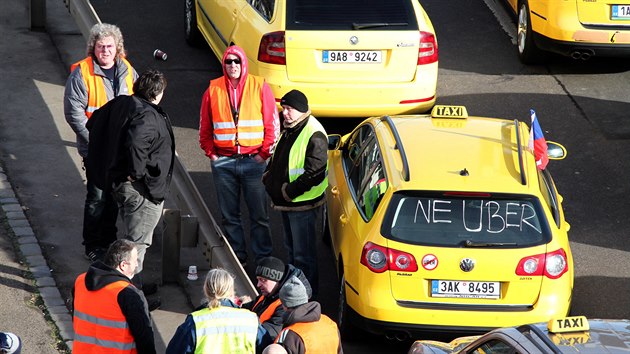 Taxiki protestuj na prask magistrle proti veden radnice, maximln povolen cen za kilometr jzdy taxi a alternativnm taxislubm. (8. nora 2016)