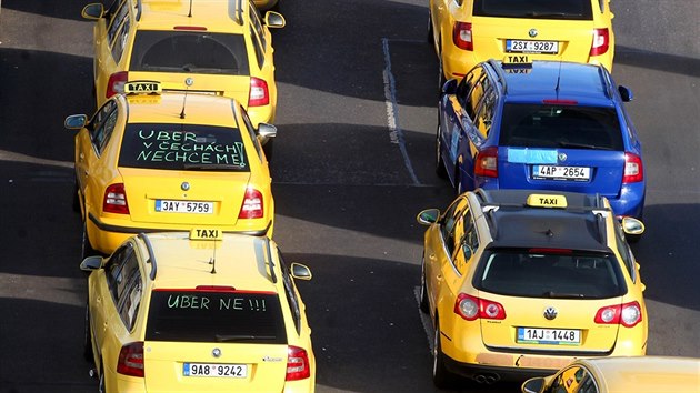 Taxiki protestuj na prask magistrle proti veden radnice, maximln povolen cen za kilometr jzdy taxi a alternativnm taxislubm. (8. nora 2016)