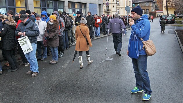 Dlouh fronta adatel o kotlov dotace ped moravskoslezskm krajskm adem. (1. nora 2016)