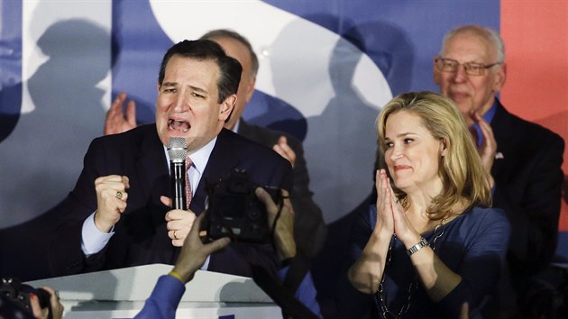 Republiknsk uchaze o prezidentskou nominaci Ted Cruz bhem volebnho veera v Iow