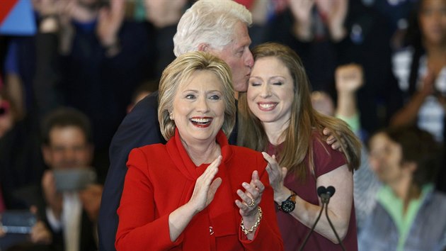 Kandidtka demokrat Hillary Clintonov s manelem Billem a dcerou Chelsea na mtinku v Iow (2. nora 2016).