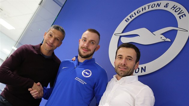 Fotbalov reprezentant Ji Skalk (uprosted) se prv stal hrem Brightonu, vpravo jeho agent Viktor Kol ze spolenosti Sport Invest International, vpravo trenr Chris Hughton.