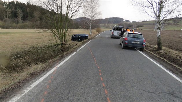 Snmek z nehody Mitsubishi Carisma mezi obcemi Dlouhomilov a Brnko na umpersku. idi pi pedjdn dostal smyk a narazil do stromu. (31. ledna 2016)