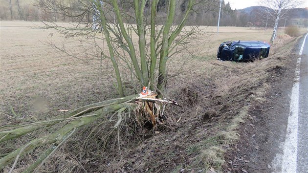 Snmek z nehody Mitsubishi Carisma mezi obcemi Dlouhomilov a Brnko na umpersku. idi pi pedjdn dostal smyk a narazil do stromu. (31. ledna 2016)