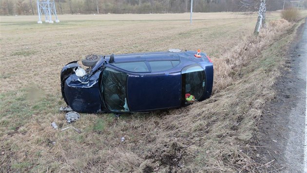 Snmek z nehody Mitsubishi Carisma mezi obcemi Dlouhomilov a Brnko na umpersku. idi pi pedjdn dostal smyk a narazil do stromu. (31. ledna 2016)