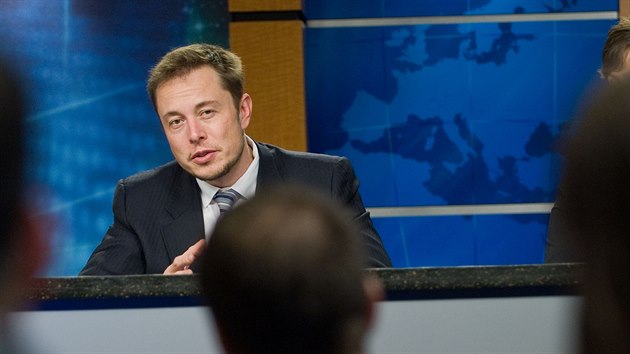 Elon Musk odpovd na otzky novin na tiskov konferenci trnct dn ped prvn letem spolenosti SpaceX k ISS.